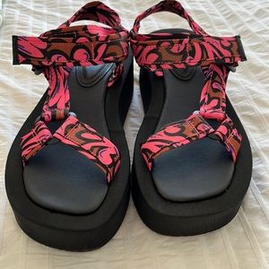 Flat form sandal